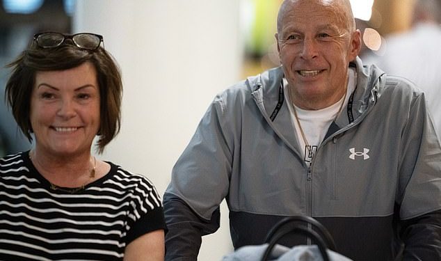 Roditelji Coleen Rooney, Colette i Anthony, stižu u zračnu luku Brisbane s njezinim sinovima Kitom, sedam, i Cassom, šest, spremni dočekati zvijezdu na mostu Ja sam slavna