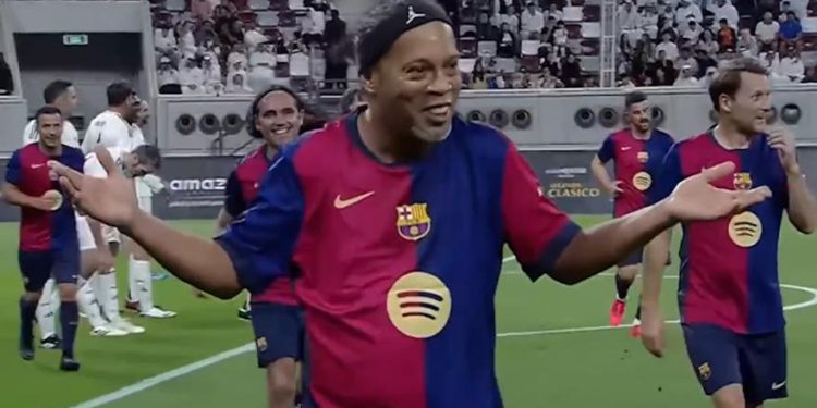 Ronaldinho, beskrajna klasa! Kakav gol iz slobodnog udarca protiv legendi Reala
