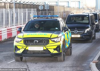 Ruben Amorim prima policijsku pratnju dok se probija do terena za trening Man Uniteda nakon što je u Engleskoj sletio s novim šefom kako bi održao razgovore s Ruudom van Nistelrooyem