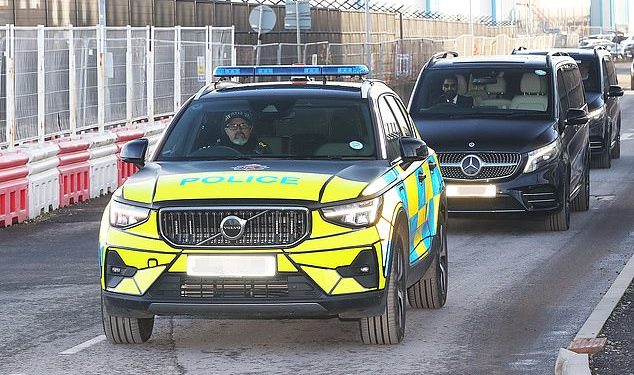 Ruben Amorim prima policijsku pratnju dok se probija do terena za trening Man Uniteda nakon što je u Engleskoj sletio s novim šefom kako bi održao razgovore s Ruudom van Nistelrooyem