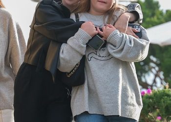 Selena Gomez vodi svoju mlađu sestru Gracie (11) u šoping na Crni petak u Los Angelesu