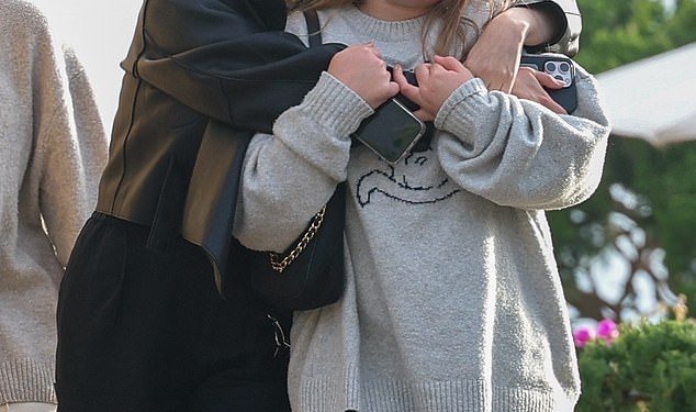 Selena Gomez vodi svoju mlađu sestru Gracie (11) u šoping na Crni petak u Los Angelesu