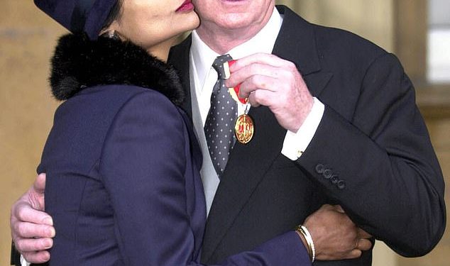 Sir Michael Caine otkriva zašto misli da bi Velika Britanija bila ‘luda da izbaci’ kraljevsku obitelj nakon VRLO divljačke izjave Iana McKellena