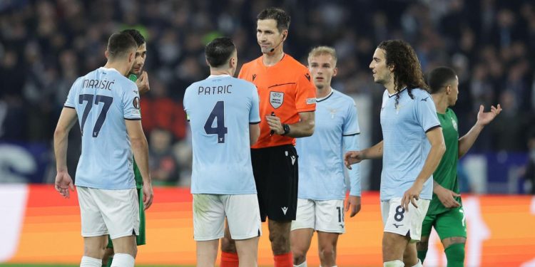 Sportske novosti – Trener Lazija bijesan na hrvatskog suca: ‘Što reći o njemu? Momčad koja napada dobila šest žutih kartona’