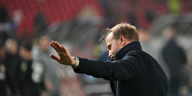 Sportske novosti – Trener Stuttgarta na udaru nakon teškog poraza u Srbiji: ‘Bio je kao pokisla pudlica, djelovao je uplašeno’