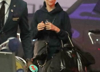 Supruga Davea Grohla Jordyn Blum viđena u LAX-u bez prstena dok on otkazuje razvod nakon tajnog skandala s bebom