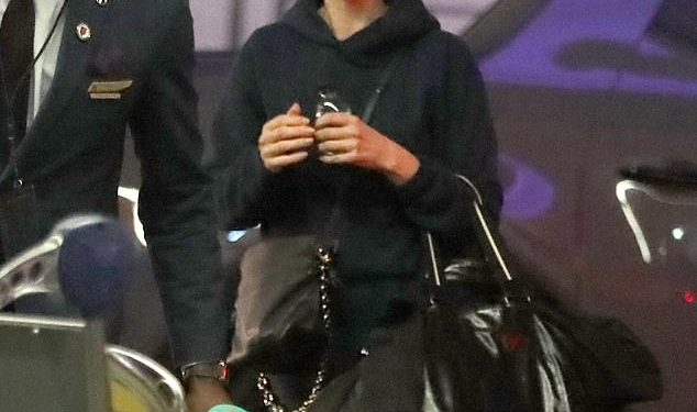 Supruga Davea Grohla Jordyn Blum viđena u LAX-u bez prstena dok on otkazuje razvod nakon tajnog skandala s bebom