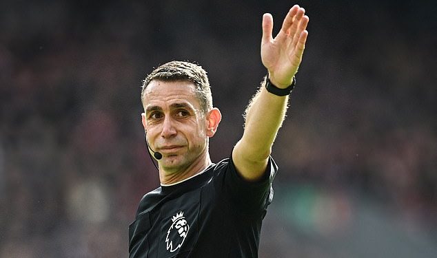 Suspendirani sudac Premier lige David Coote ismijavan je u nizu memeova o procurelom videu kojeg se ‘ne sjeća da je snimio’