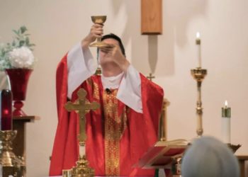 Svećenik izboden dok je slavio Svetu Misu pred župljanima: ‘Šokiran sam i duboko žalostan’