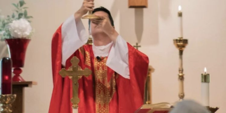 Svećenik izboden dok je slavio Svetu Misu pred župljanima: ‘Šokiran sam i duboko žalostan’