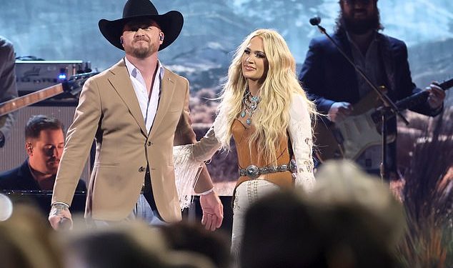 Svi obožavatelji country glazbe govore istu stvar o iznenađujućem nastupu Carrie Underwood na dodjeli CMA nagrada 2024.