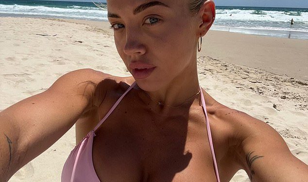 Tammy Hembrow pokazuje svoje nove implantate u bikiniju nakon plastične operacije – nakon što su je kritikovali zbog objave ‘trudnoće’