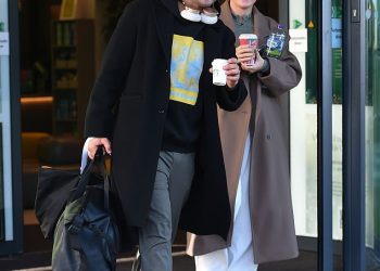 Tasha Ghouri iz Strictlyja i Alijaz Skorjanec zalijevaju se kavom kad stignu u Blackpool, dok Jamie Borthwick i Michelle Tsiakkas jedu čips