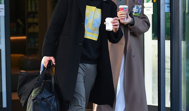 Tasha Ghouri iz Strictlyja i Alijaz Skorjanec zalijevaju se kavom kad stignu u Blackpool, dok Jamie Borthwick i Michelle Tsiakkas jedu čips