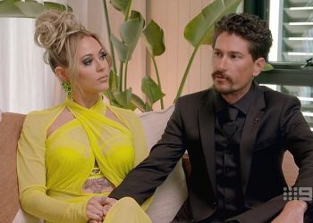 Tatt je iznenađujuće! Zvijezda Blocka Kylie otkriva ogromnu tetovažu na svojim prsima dok nosi bizarnu žutu haljinu s izrezima na posljednjoj aukciji