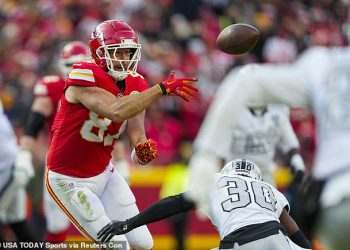 Taylor Swift slavi drski trenutak Travisa Kelcea u utakmici Kansas City Chiefsa protiv Las Vegas Raidersa