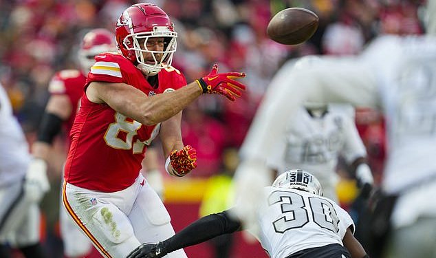 Taylor Swift slavi drski trenutak Travisa Kelcea u utakmici Kansas City Chiefsa protiv Las Vegas Raidersa