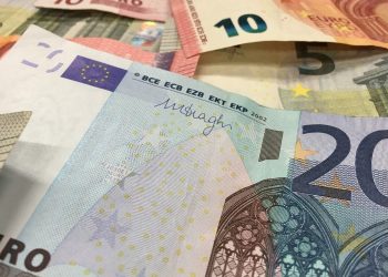 Tečaj eura prema dolaru pao na najnižu razinu u dvije godine