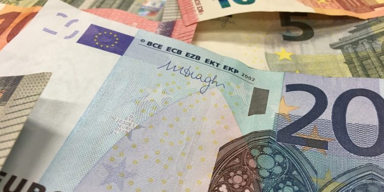 Tečaj eura prema dolaru pao na najnižu razinu u dvije godine