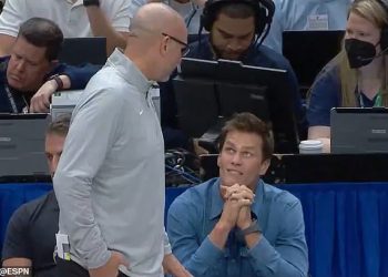 Tom Brady dolazi na utakmicu Knicks-Mavs prije smjene Dana zahvalnosti u NFL-u dok uživa u razgovoru s NBA trenerom na terenu