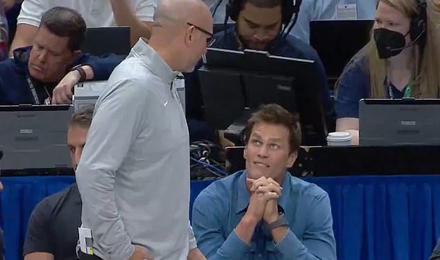 Tom Brady dolazi na utakmicu Knicks-Mavs prije smjene Dana zahvalnosti u NFL-u dok uživa u razgovoru s NBA trenerom na terenu