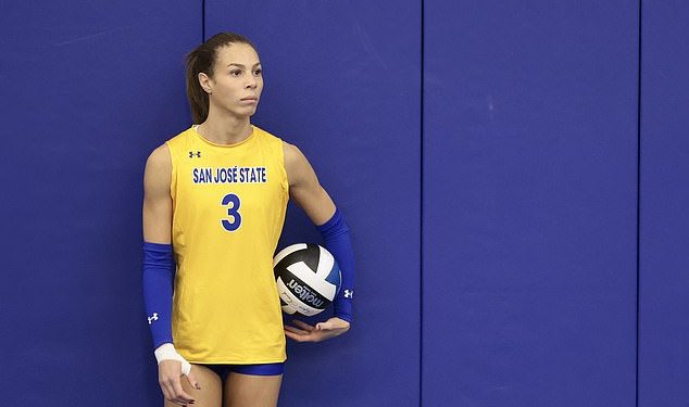 Trans odbojkašica nastavlja rušiti rekorde koledža unatoč tome što je sedam timova predalo utakmice zbog nje