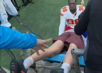 Travis Kelce poručio navijačima Chiefsa da ‘tuže jebene Panthere’ nakon strašnog pada s tribina