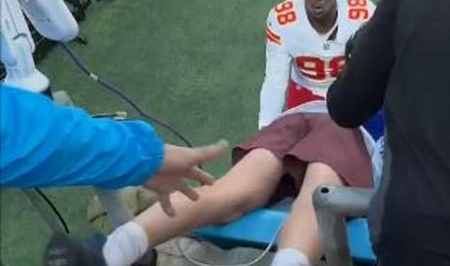 Travis Kelce poručio navijačima Chiefsa da ‘tuže jebene Panthere’ nakon strašnog pada s tribina