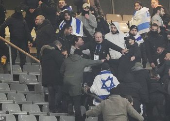 Trenutak ‘Izraelski navijači napadaju francuske suparnike tijekom nogometne utakmice u Parizu nakon što su ih ismijavali zbog Gaze’: navijači bježe sa sjedala dok šake lete unatoč velikom sigurnosnom obračunu u stilu SAS-a nakon antisemitskog nasilja diljem Europe