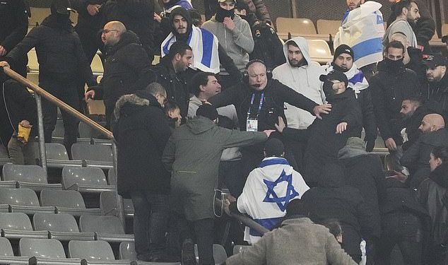 Trenutak ‘Izraelski navijači napadaju francuske suparnike tijekom nogometne utakmice u Parizu nakon što su ih ismijavali zbog Gaze’: navijači bježe sa sjedala dok šake lete unatoč velikom sigurnosnom obračunu u stilu SAS-a nakon antisemitskog nasilja diljem Europe