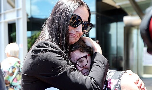 Trenutak kada se žena koja je izgubila majku i sestru u užasnoj nesreći susreće licem u lice s njihovim navodnim ubojicom – majkom nogometne zvijezde Payne Haas