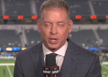 Troy Aikman izazvao je zabrinutost obožavatelja NFL-a svojim posljednjim pojavljivanjem u Nogometu u ponedjeljak navečer