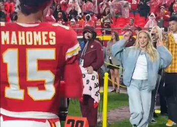 Trudna Brittany Mahomes nosi potpuno traper izgled dok se ponovno okuplja s prijateljicom Taylor Swift u igri Chiefsa