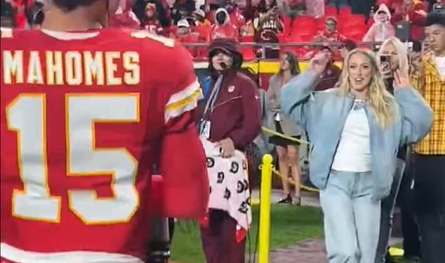 Trudna Brittany Mahomes nosi potpuno traper izgled dok se ponovno okuplja s prijateljicom Taylor Swift u igri Chiefsa