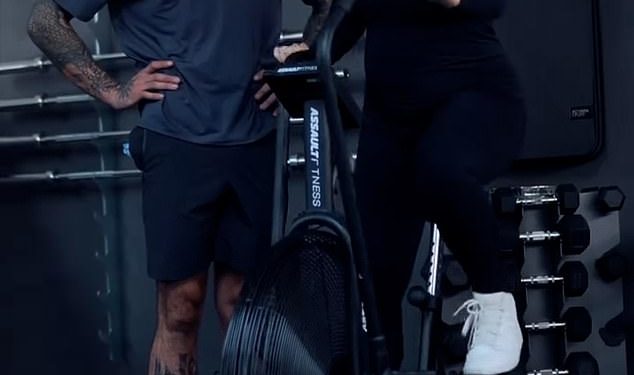 Trudnu Lauru Woods zaručnik osobnog trenera Adam Collard stavlja na noge dok sportski stručnjak i njezin francuski buldog Lulu posjećuju njegovu lokalnu teretanu