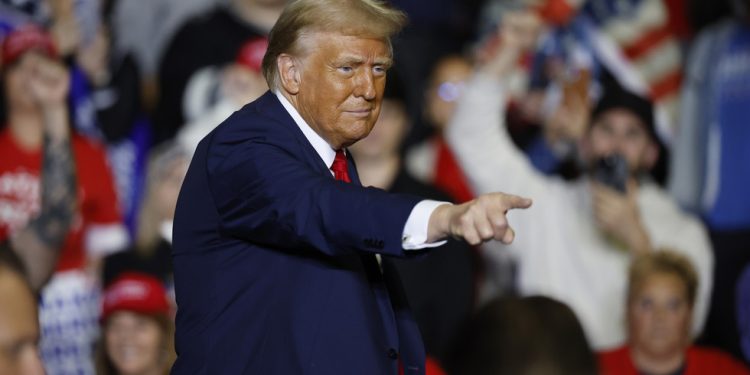 Tucker Carlson intervjuirao Donalda Trumpa uoči izbora — RT World News