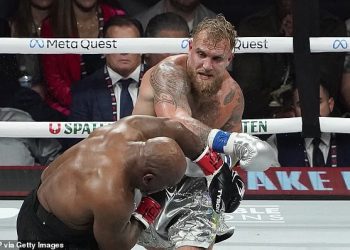 Tužan kraj Mikea Tysona: Jake Paul, 27, otkriva da je odlučio NE nokautirati 58-godišnju boksačku legendu – koju je prestao udarati i naklonio joj se – dok obožavatelji prozivaju Netflixovu borbu za ‘zlostavljanje starijih’ i označavaju je kao ‘ tužna sramota’