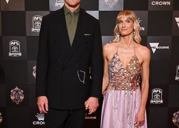 Ultraprobuđena djevojka Footy zvijezde Darcyja Moorea, Dee Salmin, dala je zadivljujuću izjavu na društvenim mrežama nakon svog bizarnog objašnjenja zašto ne žive zajedno