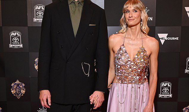 Ultraprobuđena djevojka Footy zvijezde Darcyja Moorea, Dee Salmin, dala je zadivljujuću izjavu na društvenim mrežama nakon svog bizarnog objašnjenja zašto ne žive zajedno