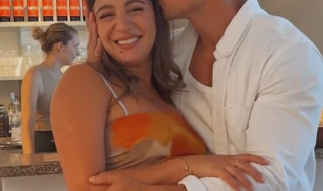 ‘Vrući’ Purple Wiggle John Pearce ima baby shower uoči rođenja sina