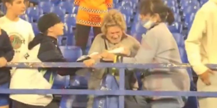 Žena i dijete se potukli oko dresa: kaos na tribinama