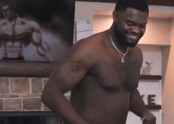 Zion Williamson pokazuje veliku novu tetovažu na leđima… ali svi govore istu stvar o NBA zvijezdi