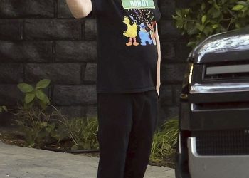 Zvijezda Sam u kući Macaulay Culkin, 44, izlazi u košulji Ulice Sesame sa slatkom referencom na njegov obiteljski život