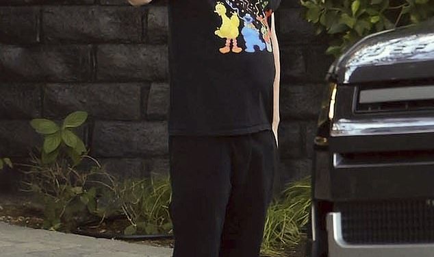 Zvijezda Sam u kući Macaulay Culkin, 44, izlazi u košulji Ulice Sesame sa slatkom referencom na njegov obiteljski život