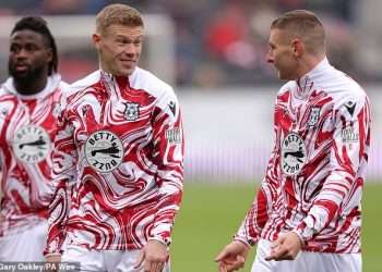 Zvijezda irskog Wrexhama, James McClean, odbija se držati za ruke sa suigračima i ostaje sam u tišini sjećanja, prije nego što navijači zapjevaju da ‘mrzi kralja’ nakon posljednjeg odbijanja da nosi mak