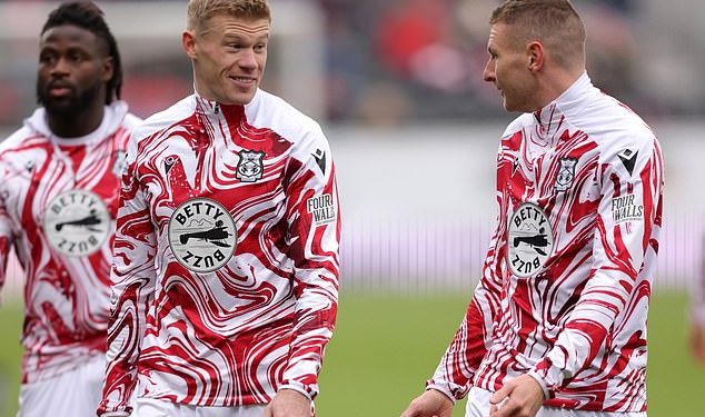 Zvijezda irskog Wrexhama, James McClean, odbija se držati za ruke sa suigračima i ostaje sam u tišini sjećanja, prije nego što navijači zapjevaju da ‘mrzi kralja’ nakon posljednjeg odbijanja da nosi mak