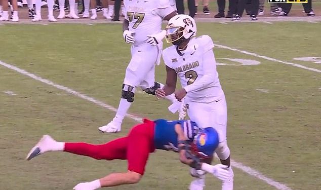 Zvijezda sveučilišnog nogometa osudila je zbog ‘odvratnog’ udarca beka Colorada Shedeura Sandersa