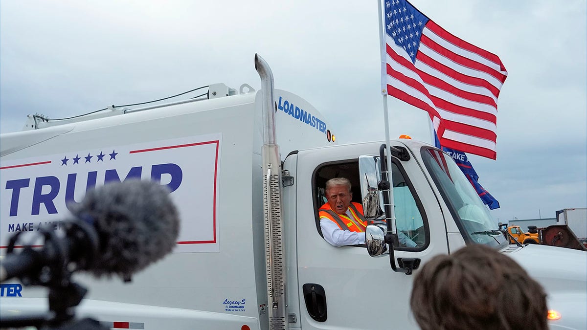 Trump u kamionu za smeće