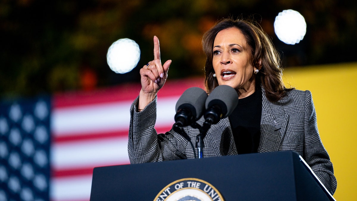 Kamala Harris govori na skupu