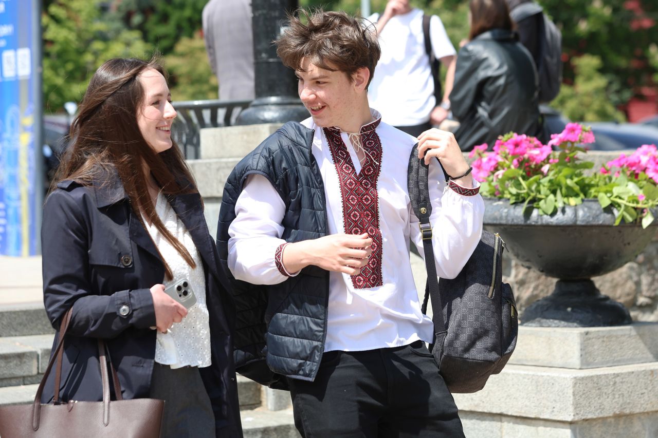 Muškarac u vyshyvanki šeće Kijevom u četvrtak.